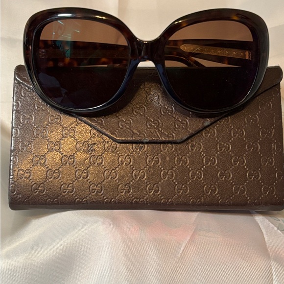 Gucci sunglasses with case. main image 8